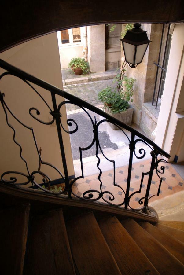 The Sleeping Lion Apartment Париж Екстериор снимка